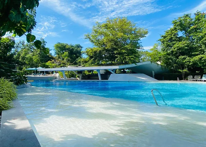 Monaliza 1br With Balcony & Living In Tambuli Seaside Appartement *